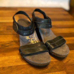 Aetrex Arielle Black leather wedge sandal 7.5-8